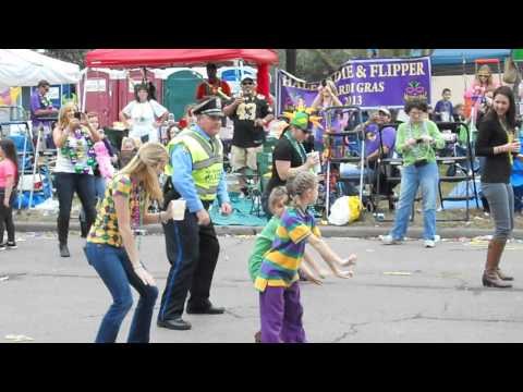 New Orleans police officer dancing