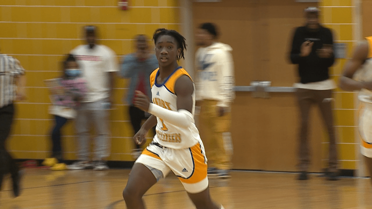 https://digital-staging.wgno.com/sports/highlights-landry-karr-keep-hoop-dreams-alive-in-class-4a-playoffs/