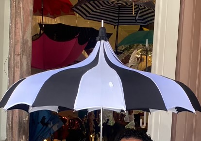 'Beetlejuice 2' star Jenna Ortega spotted using New Orleans 'Bella Umbrella'